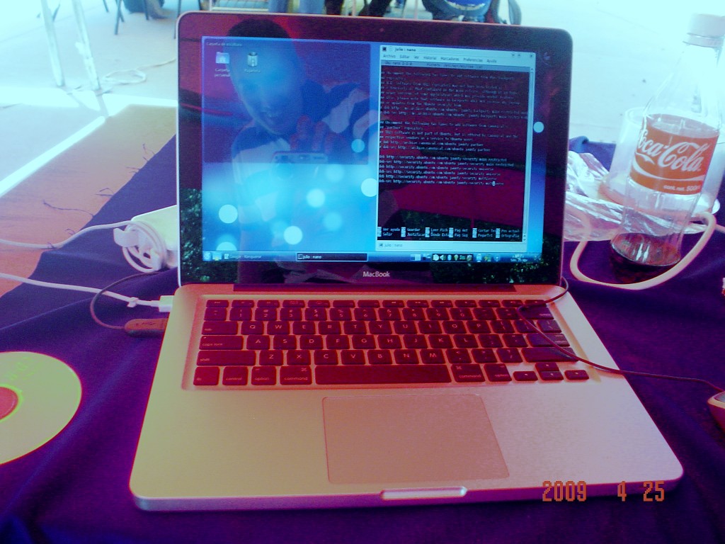 Laptop MacBook con Kubuntu